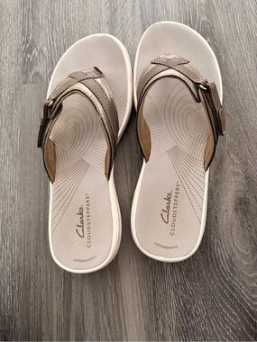 Clarks Women’s Cloudsteppers Taupe/Brown Thong Sandals